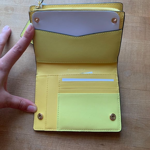 Michael Kors travel size wallet - Picture 2 of 2